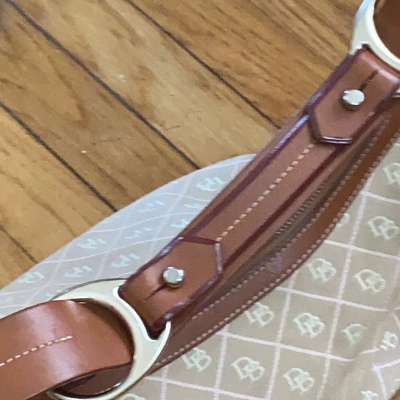 Dooney & Bourke cream and brown canvas hobo bag with leather strap preowned - Picture 4 of 12